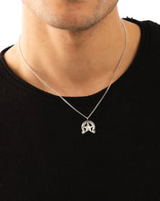 Load image into Gallery viewer, TWO JEYS HORSESHOE NECKLACE
